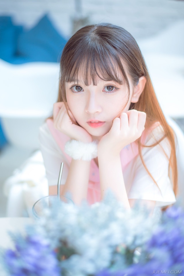 “二哥。”就在此时，门外进来一名风尘仆仆的汉子，一身百姓打扮，若非双目间目光有些慑人，乍一看去，与普通百姓无异，见到诸葛亮，躬身一拜。
